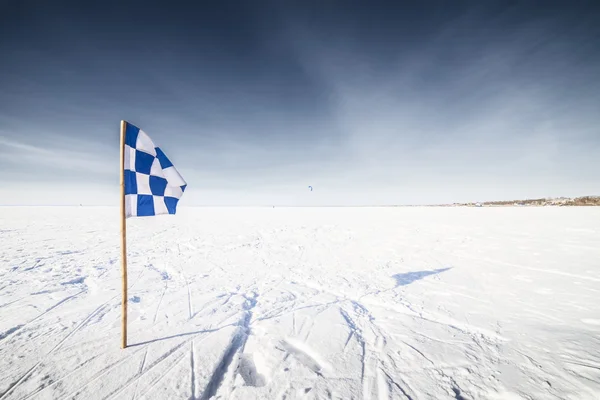 Bandeiras no fundo do céu de inverno — Fotografia de Stock