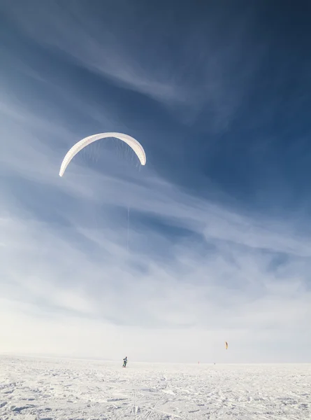 在雪上的风筝冲浪 — 图库照片
