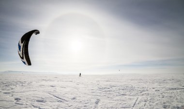 kiteboarder ile kar üzerinde mavi uçurtma