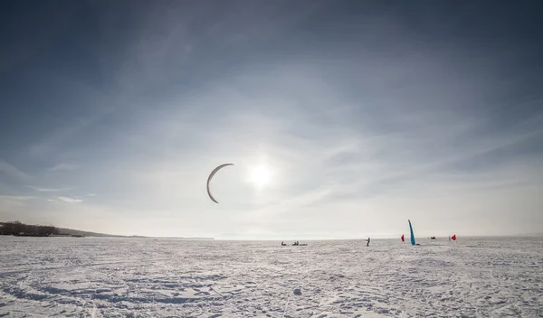 Kiteboarder 与蓝风筝在雪地上 — 图库照片