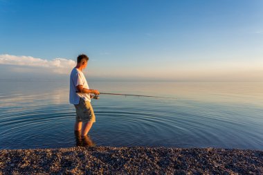 at sunrise deniz iskelede balıkçılar