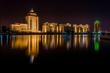 Geceleri aydınlatılan Kazakistan başkenti astana