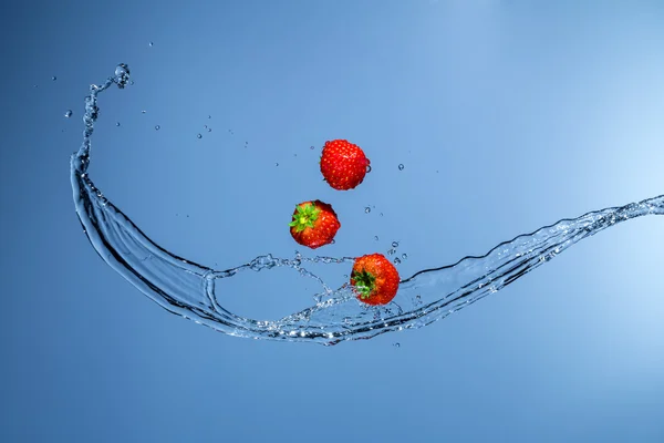 Fresas con spray de agua —  Fotos de Stock