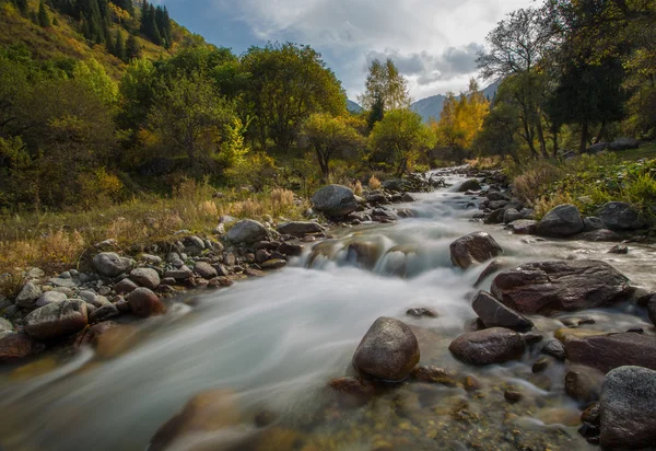Herfst landschap berg rivier — Stockfoto