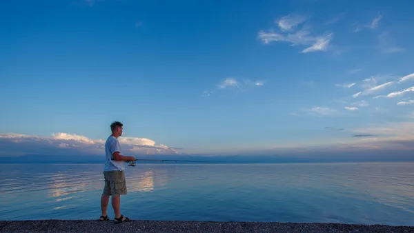 海の桟橋で日の出の漁師 — ストック写真