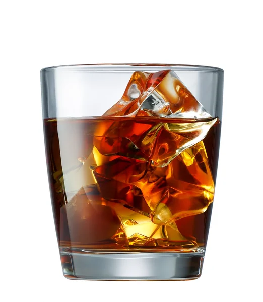 Glas whisky met ijsblokjes geïsoleerd op wit — Stockfoto