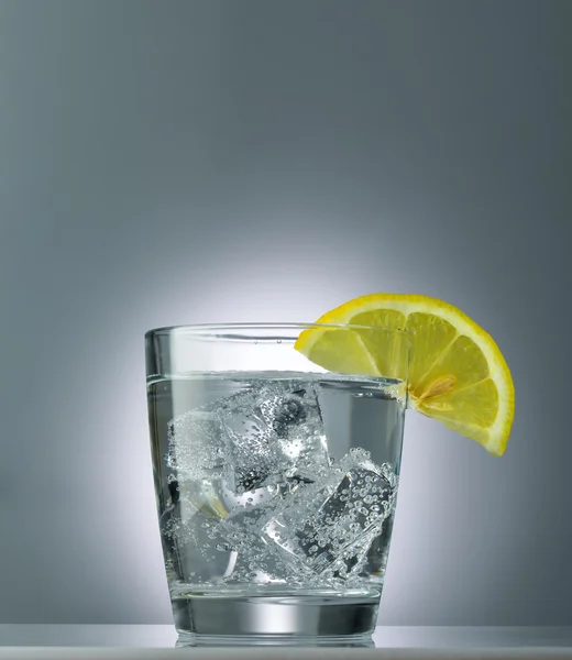 Mineral water with ice and lemon close up — Stock Photo, Image