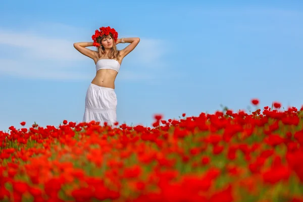 Chica en un vestido blanco en el campo de amapola — Foto de Stock