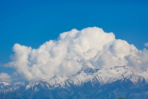 Nuvole in montagna — Foto Stock