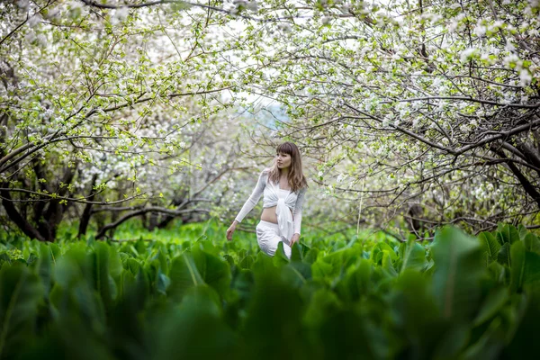 Dziewczyna w ogrodzie kwitnące wiosną — Zdjęcie stockowe