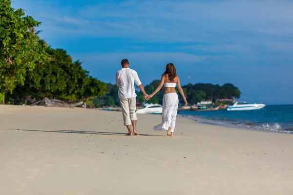 Pareja en una playa tropical —  Fotos de Stock