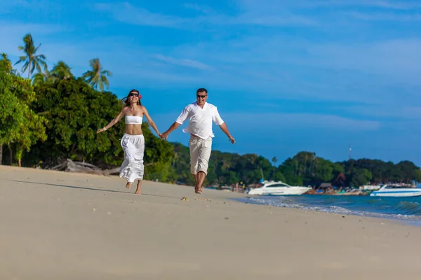 Laufendes Paar an einem tropischen Strand — Stockfoto