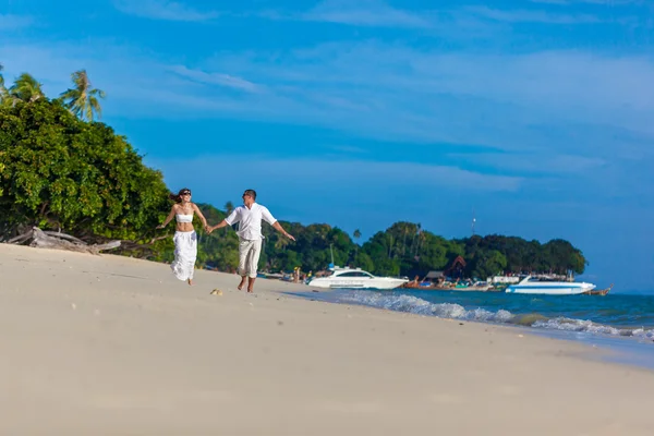 Running couple on a tropical beach — Stock Photo, Image