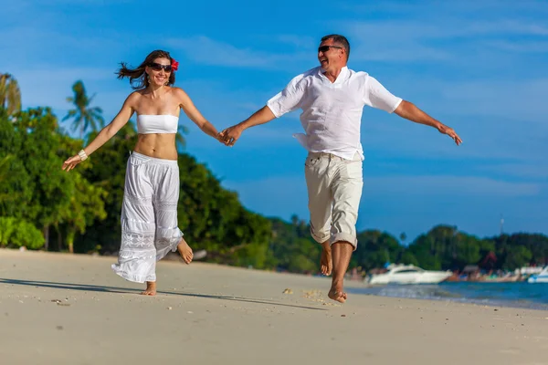 Laufendes Paar an einem tropischen Strand — Stockfoto