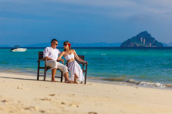 夫妇在一个热带小岛的岸边 — 图库照片