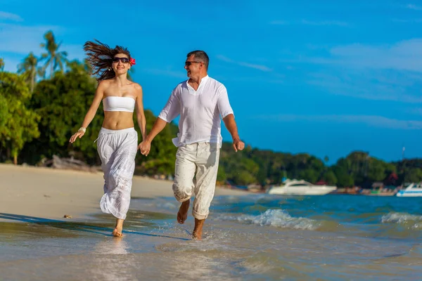 Coppia in esecuzione su una spiaggia tropicale — Foto Stock