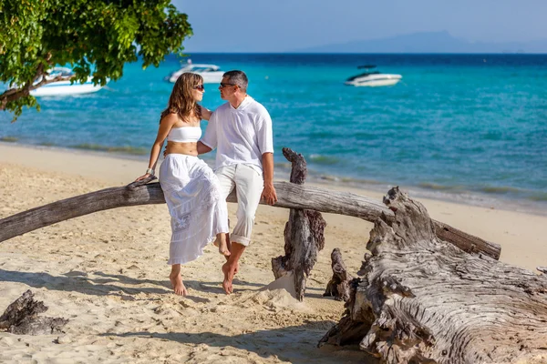 Paar an einem tropischen Strand — Stockfoto