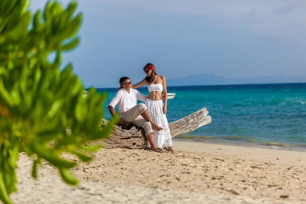 Pareja en una playa tropical — Foto de Stock