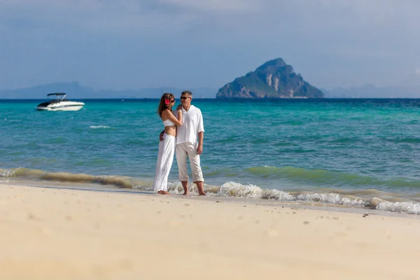 Paar in wit op het strand — Stockfoto