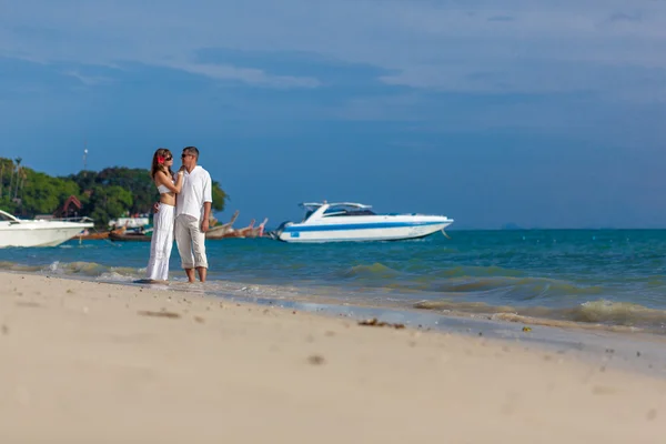 Paar in wit op het strand — Stockfoto