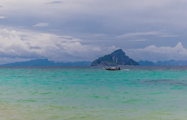 Bateau thaïlandais dans la mer — Photo