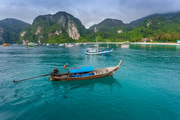 Barco tailandés en la isla de Phi Phi —  Fotos de Stock