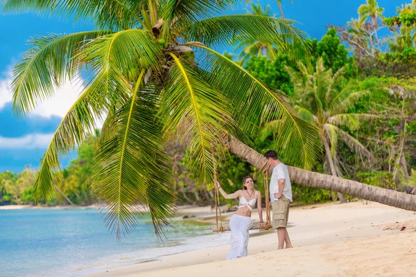 Tropikal plajda bir çift — Stok fotoğraf