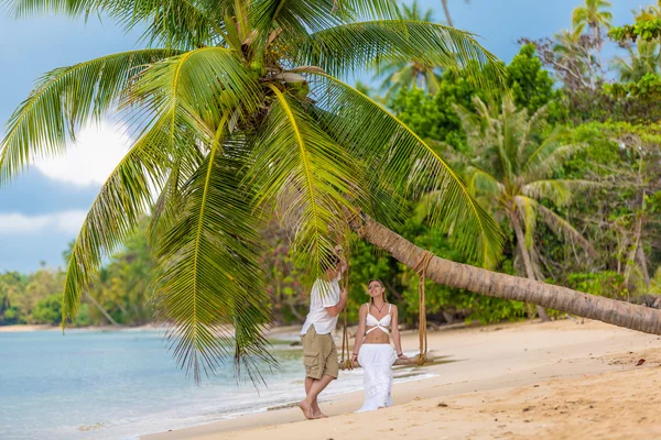 Paar op een tropisch strand — Stockfoto