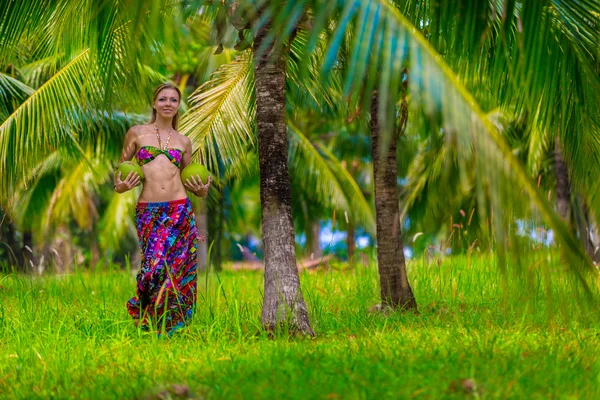 Jong meisje met kokosnoten — Stockfoto