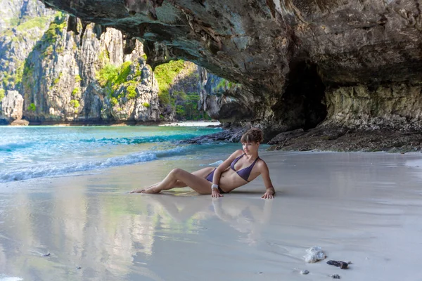 Chica en la orilla de la isla — Foto de Stock