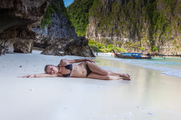 Fille sur la plage — Photo