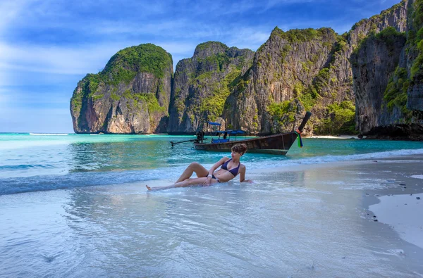 Ragazza un'isola tropicale — Foto Stock