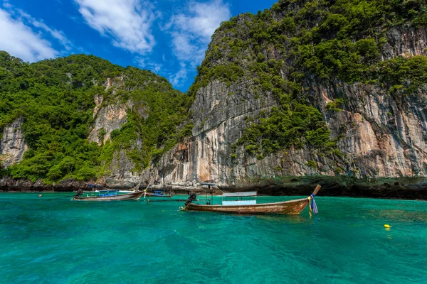 Bateau thaïlandais sur le rivage de l'île — Photo