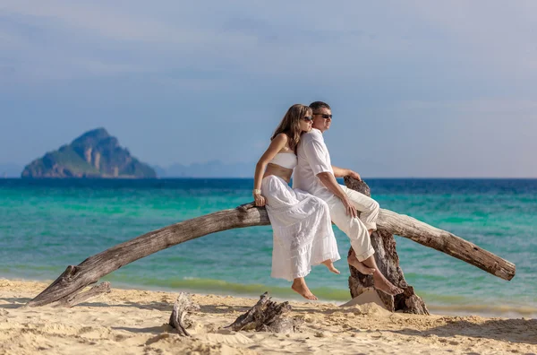 Paar verliefd op het strand — Stockfoto