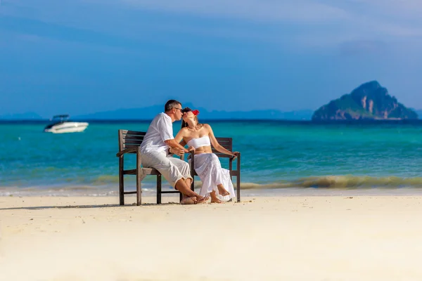Paar verliefd op het strand — Stockfoto
