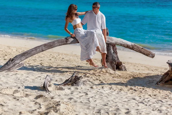 Paar verliefd op het strand — Stockfoto