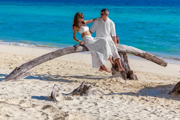 Par förälskade på stranden — Stockfoto