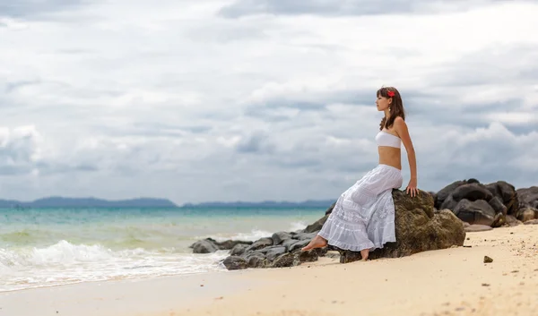 Chica en la playa — Foto de Stock