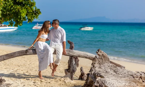 Pareja enamorada en la playa — Foto de Stock