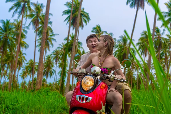 Pareja romántica en una moto — Foto de Stock