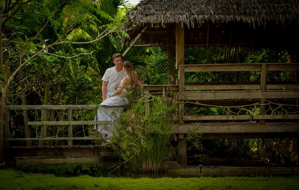 Pareja romántica en un bungalow — Foto de Stock