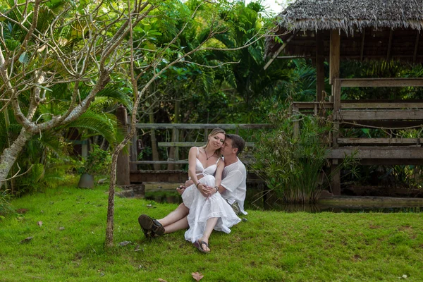 Pareja romántica en un bungalow — Foto de Stock