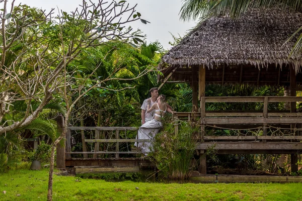 Pareja romántica en un bungalow — Foto de Stock