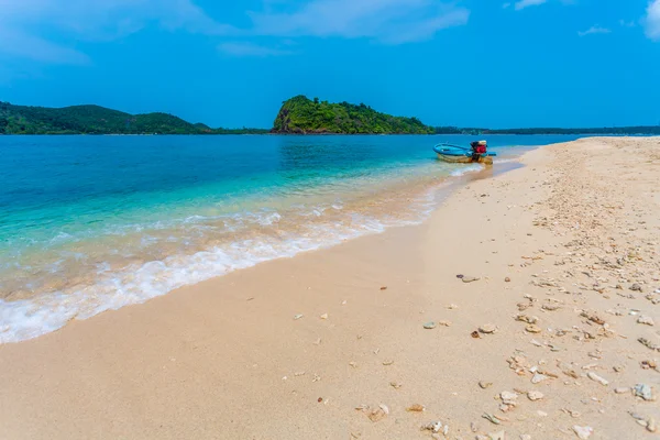 Barco en la orilla de una isla tropical — Foto de Stock