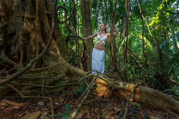 Красивая девушка в джунглях — стоковое фото