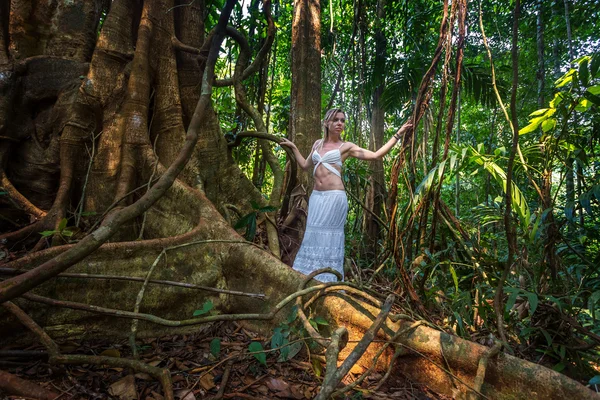 Hermosa chica en la selva — Foto de Stock