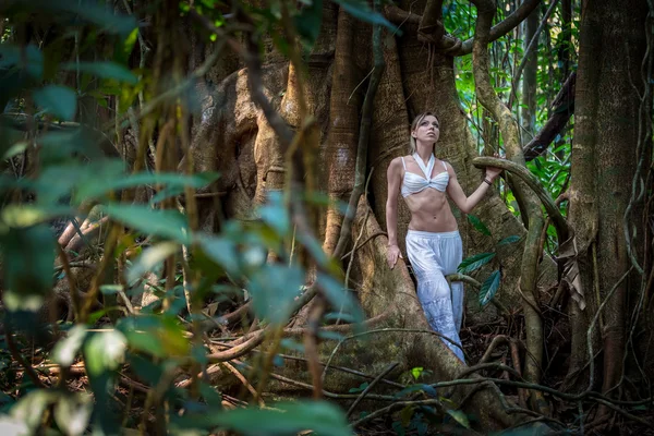 Schöne Mädchen im Dschungel — Stockfoto