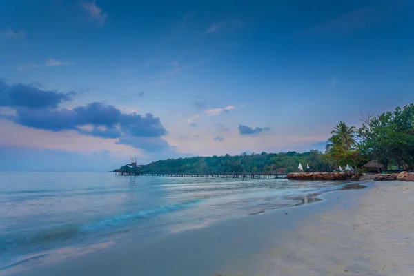 Sunrise on a tropical beach — Stock Photo, Image