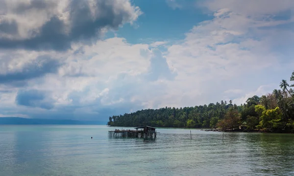 Casa di pesca in acqua — Foto Stock