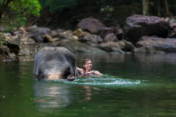 Flickan med elefanten i vattnet — Stockfoto